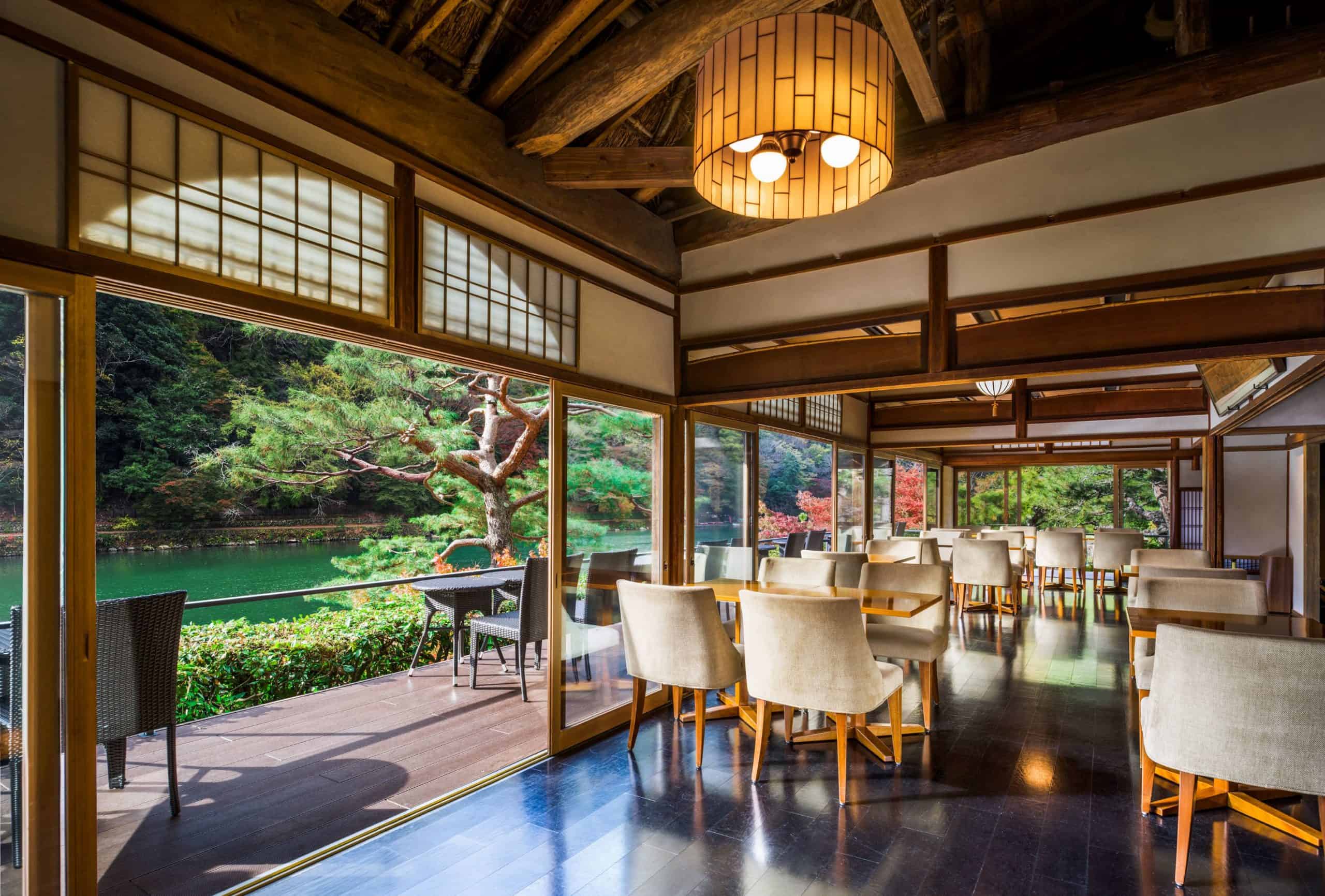 Indoor-Outdoor waterside dining area