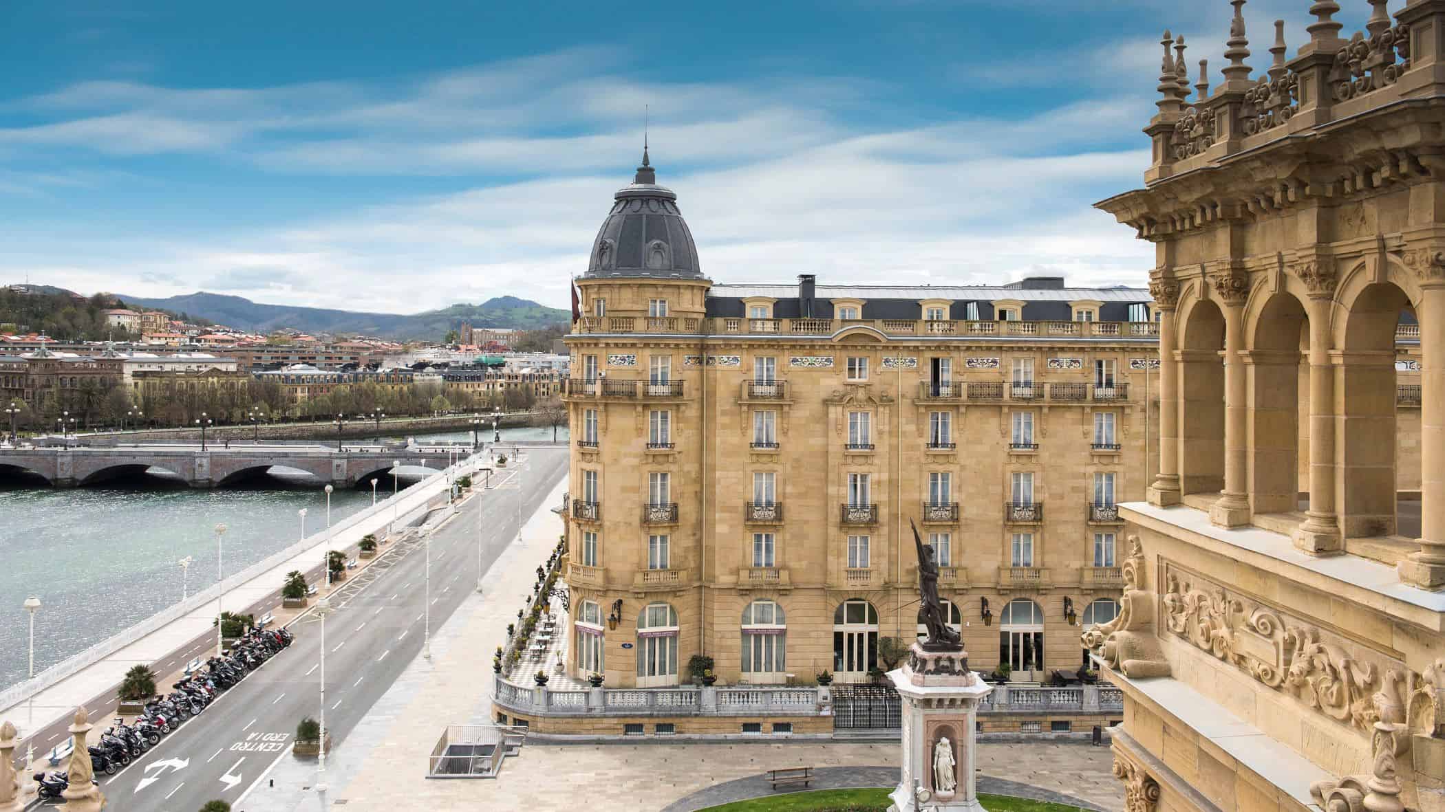 Exterior of Hotel Maria Cristina along the water