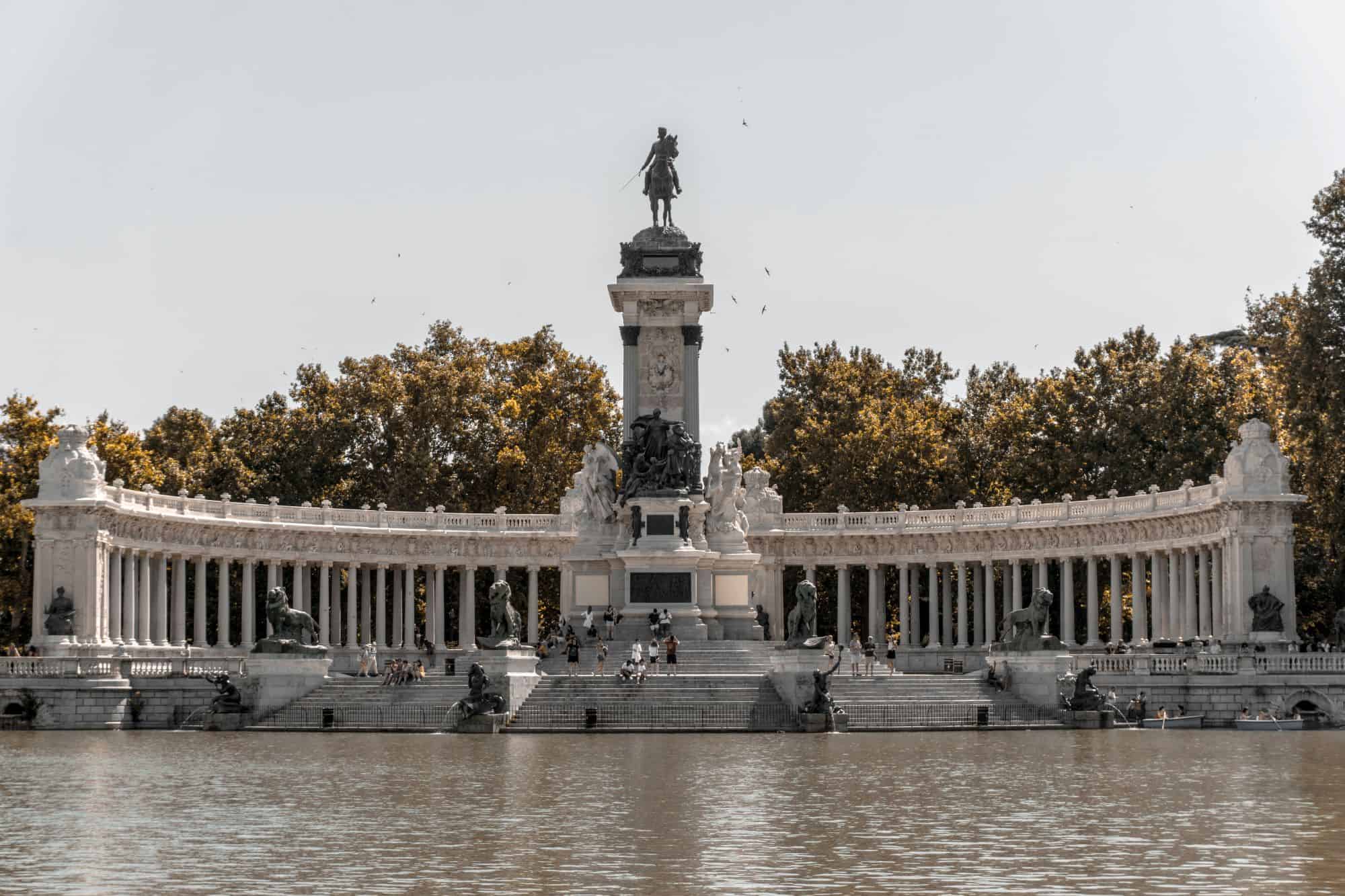 Great Pond of El Retiro Monument