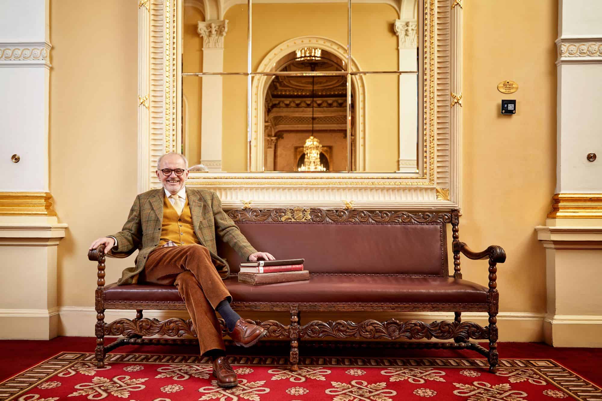 Herr Moser auf einem eleganten Sofa