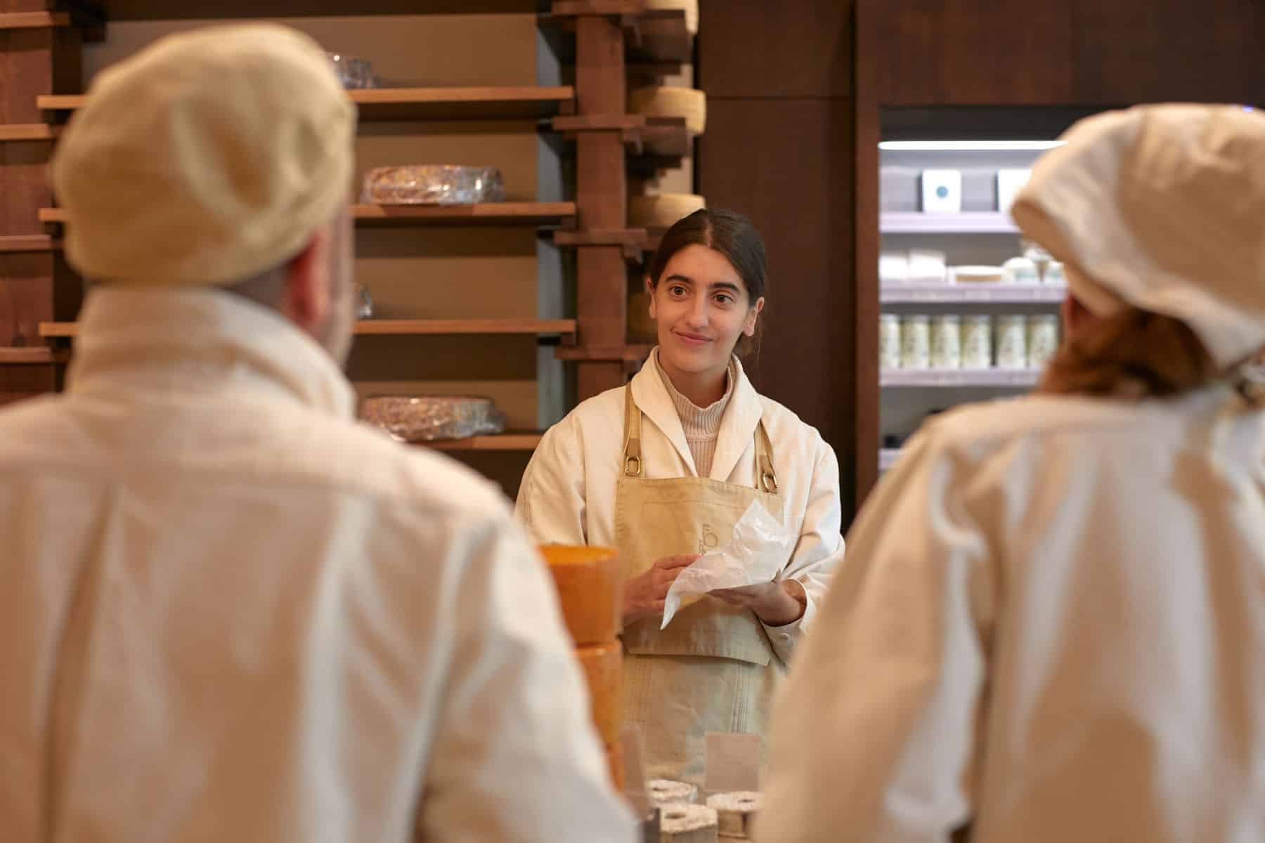Frau hält Käse in einer Küche