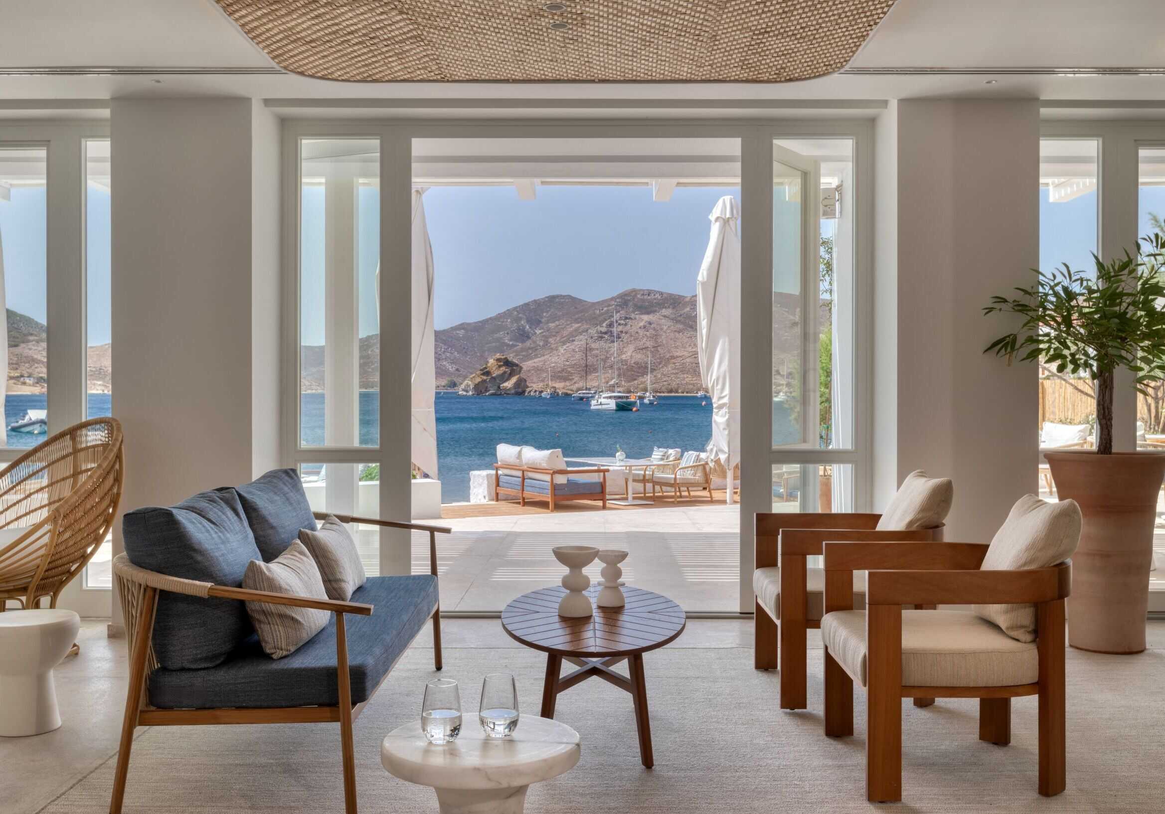 Cielo e mare indoor area with seaviews.